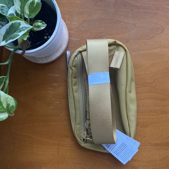 Lululemon Everywhere Belt Bag Golden Sand - Picture 4 of 6